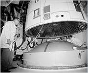 Kabina Gemini 3 se usazuje na raketu Titan II