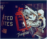 John Glenn nastupuje do Friendship 7