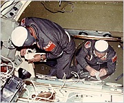 Kubasov a Leonov v orbit�ln�m modulu